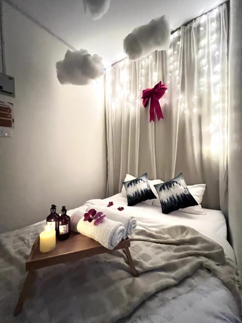 Photo of the whole room, Bedroom, towels