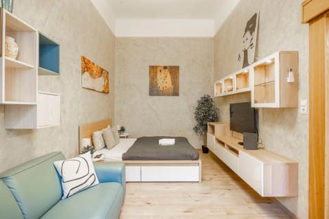 Bed, TV and multimedia, Photo of the whole room, Seating area, Bedroom