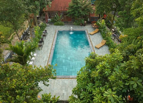 Swimming pool, sunbed