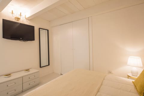 Bed, TV and multimedia, Bedroom, wardrobe, air conditioner