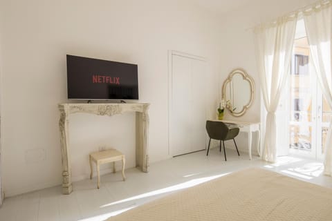 Bed, TV and multimedia, Photo of the whole room, Bedroom