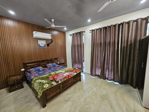 Bed, Bedroom, wardrobe, air conditioner