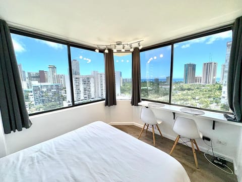 Bed, View (from property/room), Dining area, Bedroom, City view, Sea view
