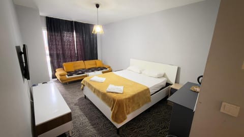 Bed, TV and multimedia, Living room, Photo of the whole room, Bedroom, towels
