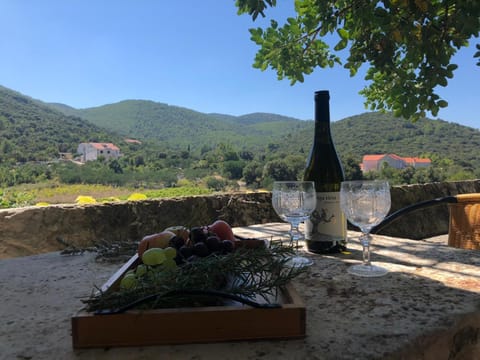 Patio, Spring, Day, Natural landscape, Garden, Food and drinks, Garden view, Mountain view, Drinks, Alcoholic drinks