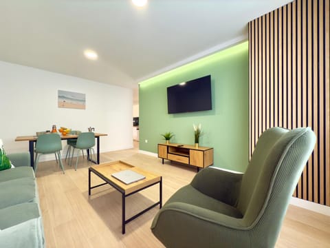 TV and multimedia, Living room, Seating area, Evening entertainment