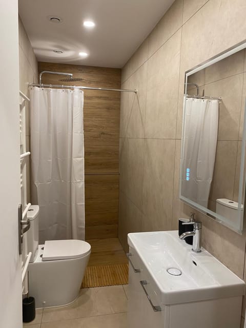 Shower, Toilet, Bathroom, towels