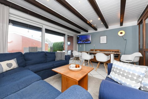 Property building, TV and multimedia, Living room, Seating area