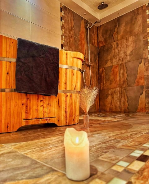 Shower, Bathroom, Spa and wellness centre/facilities