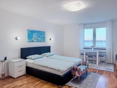 Bed, Photo of the whole room, Seating area