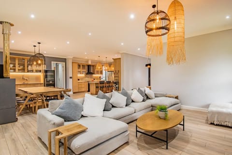 Seating area, Dining area