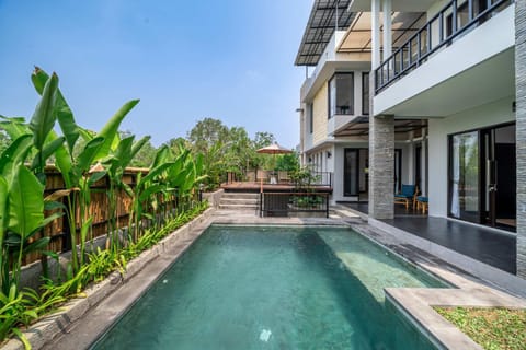 Property building, Garden, Balcony/Terrace, Swimming pool, sunbed