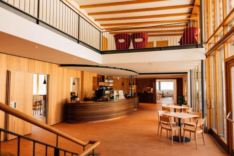 Restaurant/places to eat, Lounge or bar