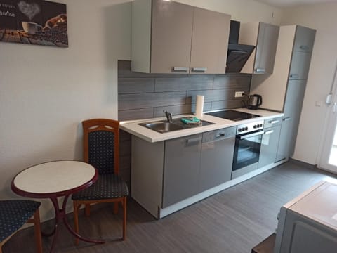 Kitchen or kitchenette, dishwasher, stove