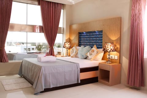 Bed, Photo of the whole room, Bedroom, City view, Landmark view, Sea view, Street view