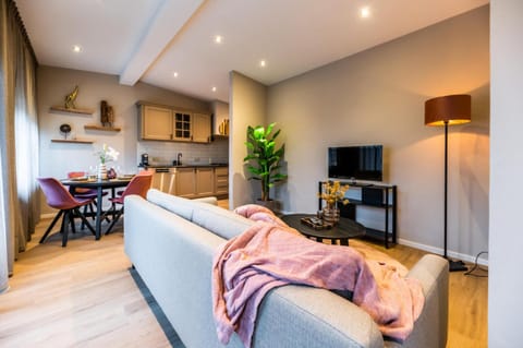 Kitchen or kitchenette, Living room, Seating area, Dining area