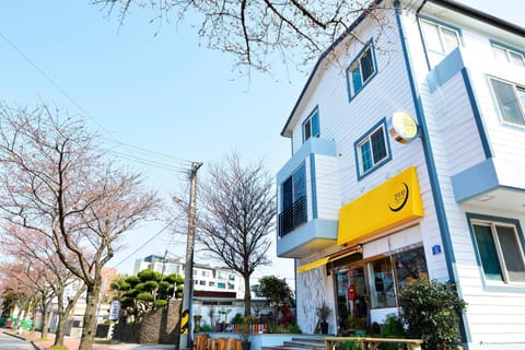 Property building, Facade/entrance, Spring, City view, Street view