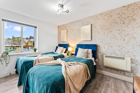 30 percent off! Stylish 2 Bed 2 Bath Abode with Parking Apartment in Dewsbury