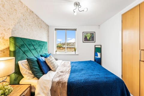 30 percent off! Stylish 2 Bed 2 Bath Abode with Parking Apartment in Dewsbury