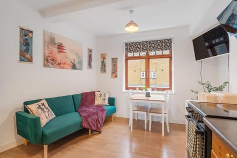 TV and multimedia, Kitchen or kitchenette, Living room, Decorative detail, Seating area, Dining area