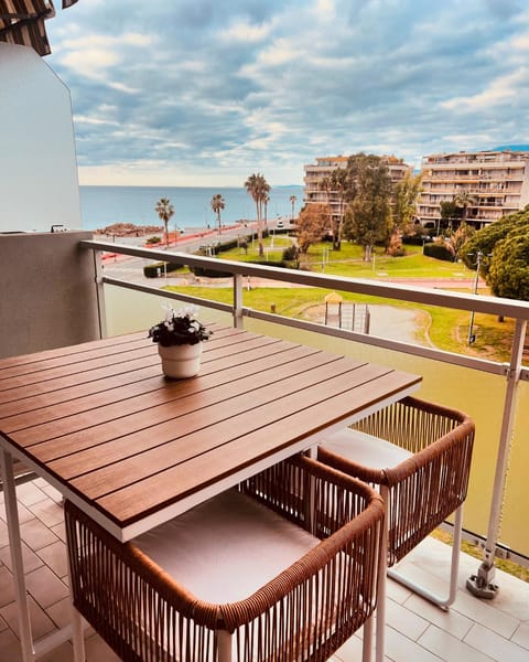View (from property/room), Balcony/Terrace, Seating area, Sea view