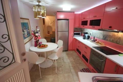Coffee/tea facilities, Kitchen or kitchenette, Photo of the whole room, Dining area