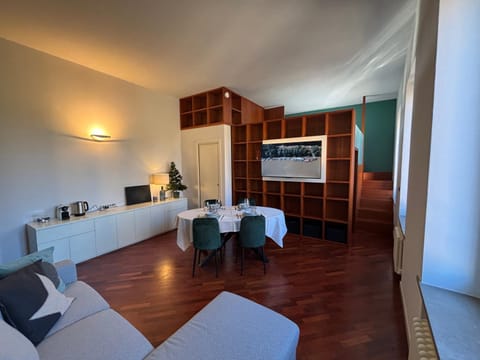 Seating area, Dining area