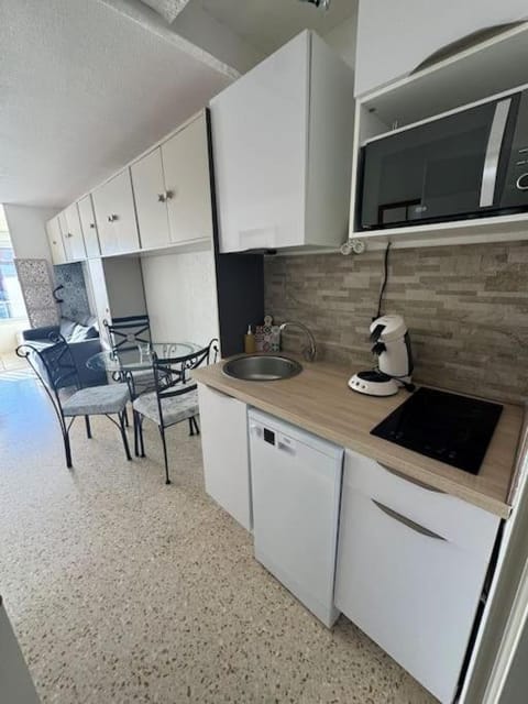 Kitchen or kitchenette, Dining area, dishwasher, oven, stove