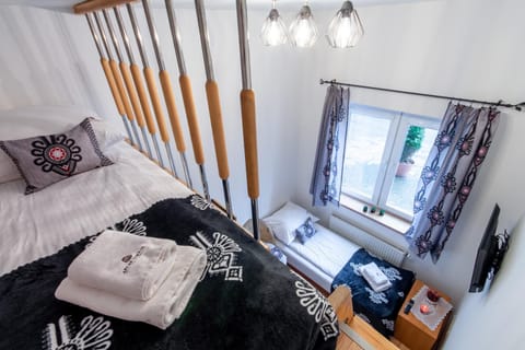 Bed, TV and multimedia, Living room, Photo of the whole room, Seating area, Bedroom, towels