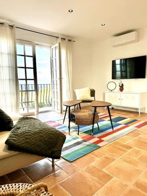 TV and multimedia, Seating area, air conditioner