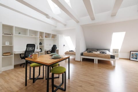 Bed, Living room, Photo of the whole room, Seating area, Dining area, Bedroom