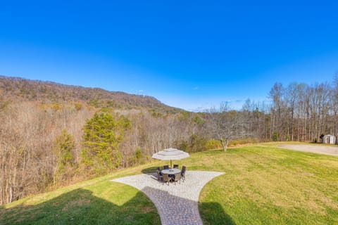 Private Hot Tub Bays View Lodge in Kingsport! House in Kingsport