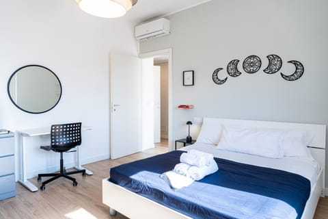 Bed, Photo of the whole room, Business facilities, Seating area, Bedroom, air conditioner