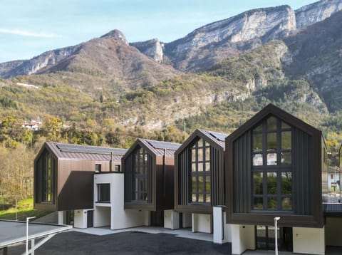 Property building, Nearby landmark, Day, Neighbourhood, Natural landscape, Mountain view