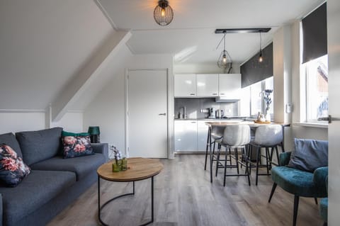 Kitchen or kitchenette, Living room, Seating area, Dining area