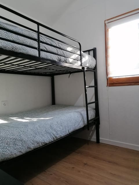 Bedroom, bunk bed