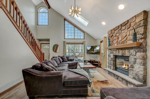 TV and multimedia, Living room, Seating area, fireplace
