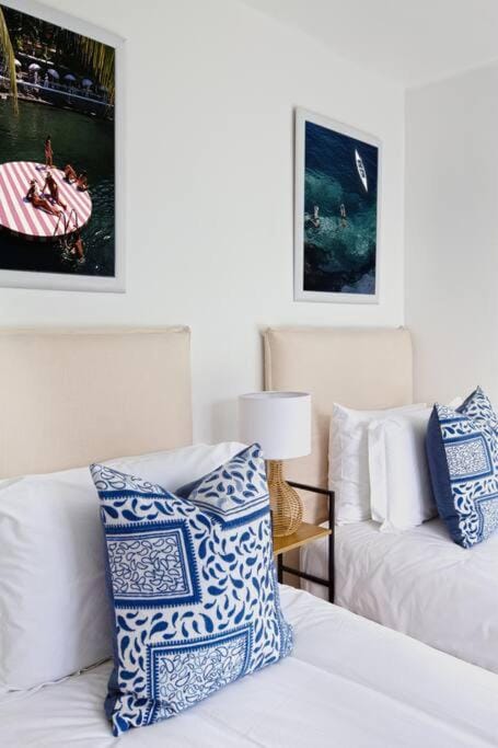 Tranquil 2 bedroom with Balcony, Pool, Walk to Beach! Apartment in Cape Town