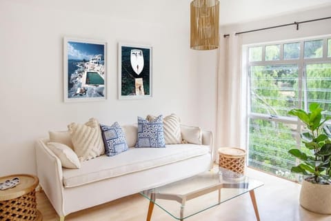 Tranquil 2 bedroom with Balcony, Pool, Walk to Beach! Apartment in Cape Town