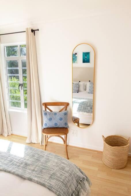 Tranquil 2 bedroom with Balcony, Pool, Walk to Beach! Apartment in Cape Town