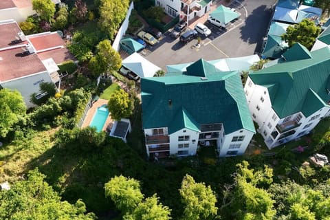 Tranquil 2 bedroom with Balcony, Pool, Walk to Beach! Apartment in Cape Town