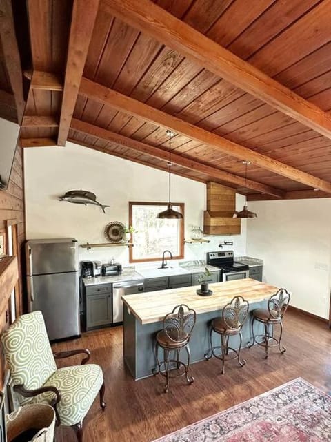 Kitchen or kitchenette, Living room, Seating area, Dining area, oven, pet friendly, stove