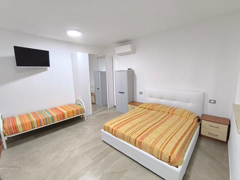 Bed, TV and multimedia, Photo of the whole room, Bedroom, air conditioner