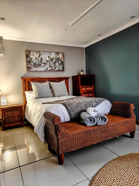 Bed, Photo of the whole room, Seating area, Bedroom