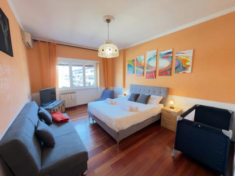 Bed, TV and multimedia, Photo of the whole room, Seating area, Bedroom