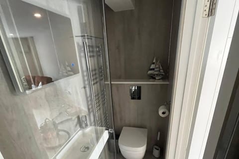 Garden Studio Sleeps 2 Hot Tub & Pets Welcome Apartment in Fareham District