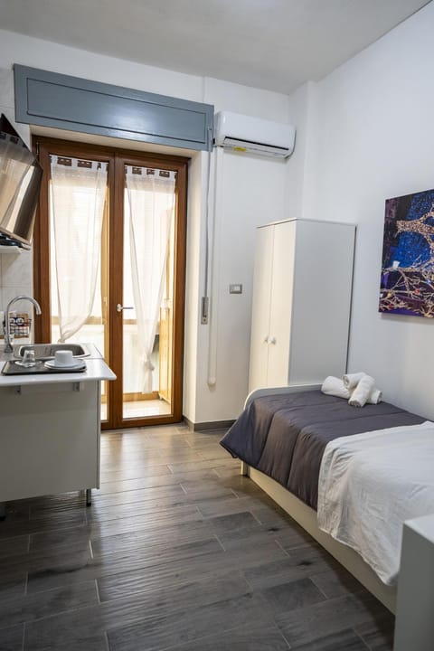 Bed, TV and multimedia, Kitchen or kitchenette, Photo of the whole room, Bedroom, wardrobe, air conditioner