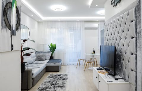 Property building, Bed, Living room, Photo of the whole room, Seating area, air conditioner