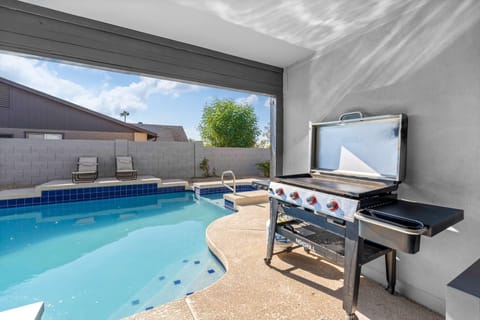 Phoenix 4 Br Retreat Pool Dog Friendly Games House in Avondale