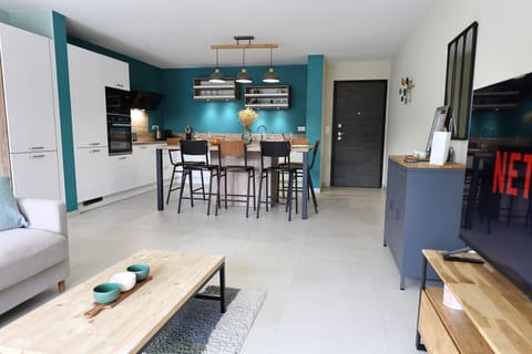 Kitchen or kitchenette, Living room, Seating area, Dining area, oven, stove